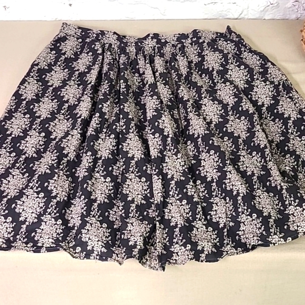 - Size XXL Mikarose 100% Cotton Full Pleated Skirt